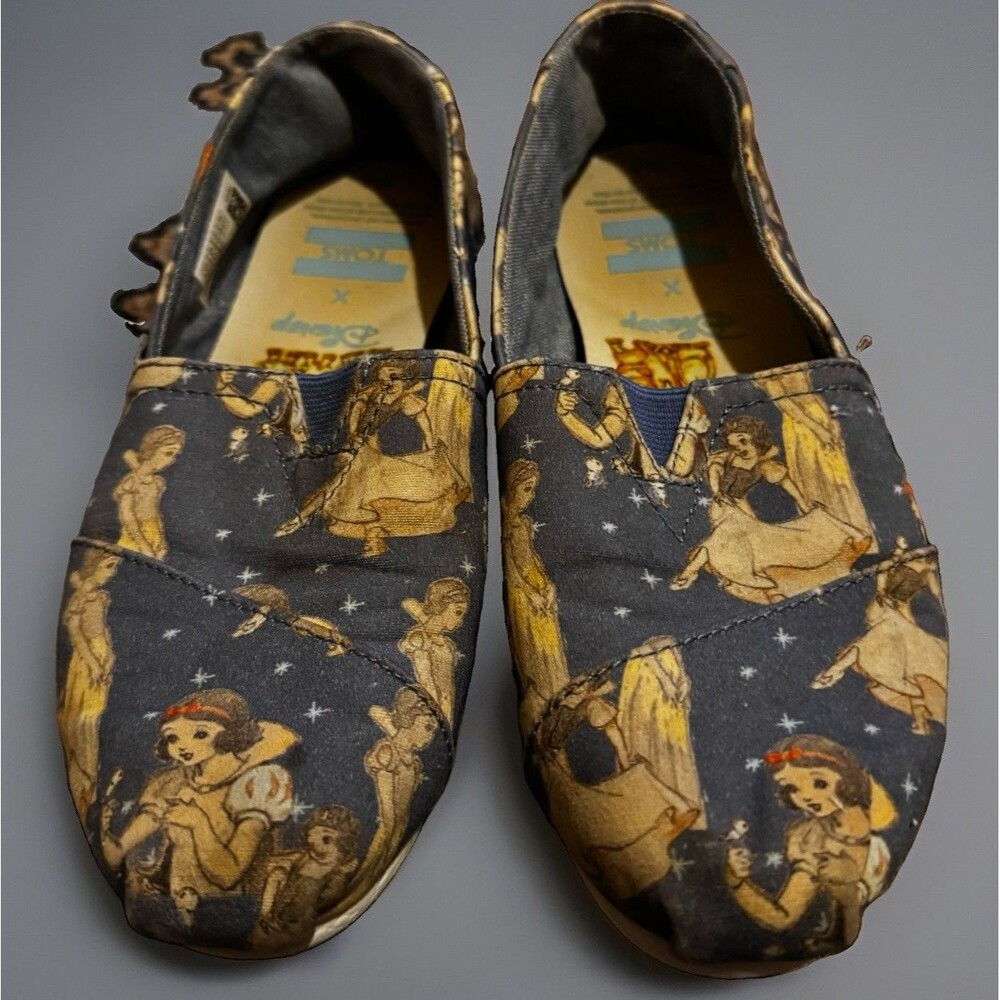 EUC Disney Snow White TOMS Shoes Women's Size 6.5 US